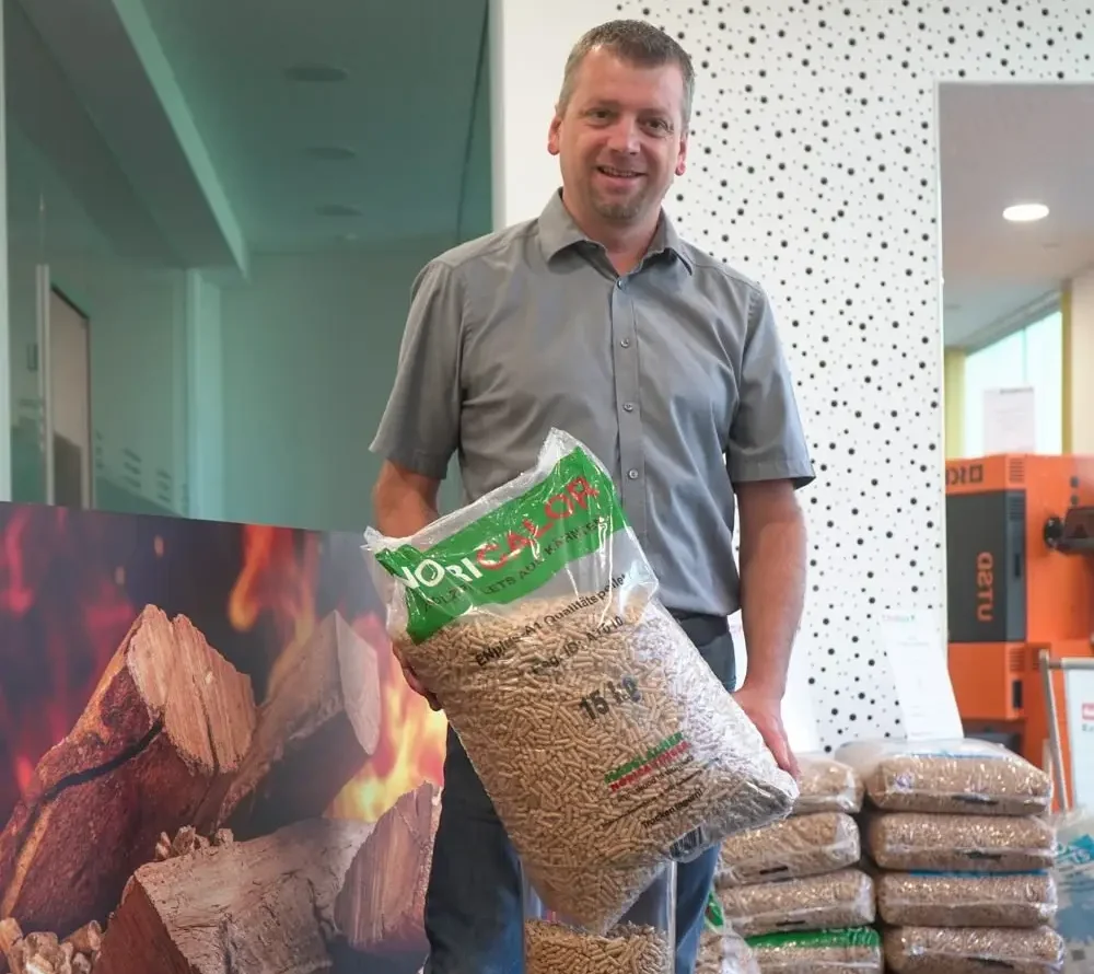Thomas Leber der Geschäftsführer der Firma Pellhack Energiesysteme GmbH hält einen Sack Pellets