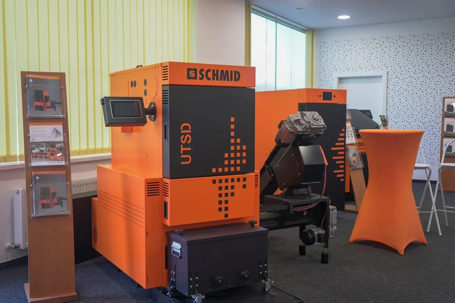 Schmid Energy Solutions Pelletsheizung in modernem orangem Design