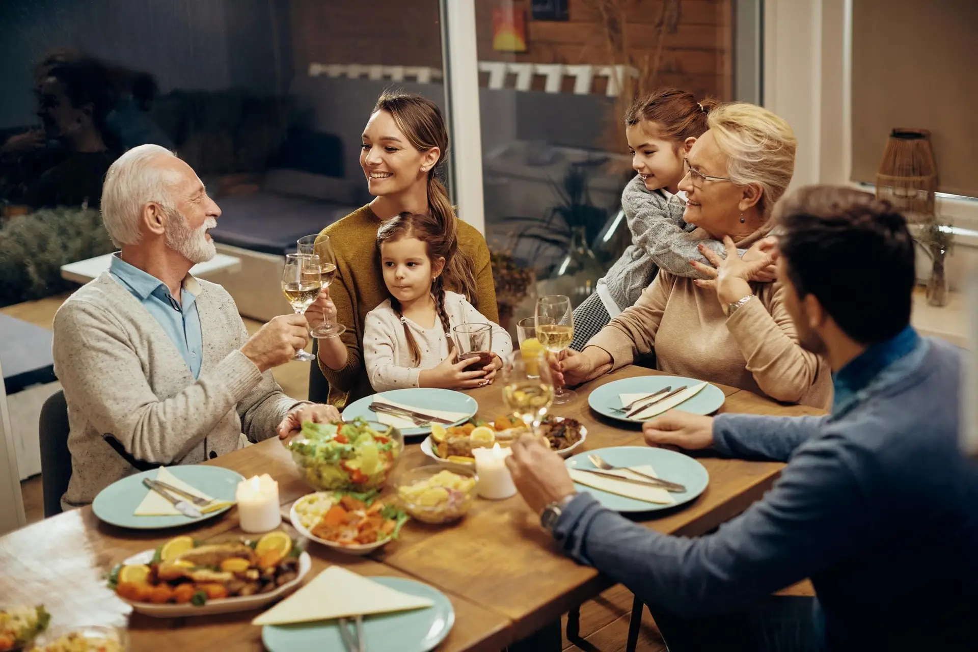 Familie beim gemeinsamen Abendessen im warmen Zuhause