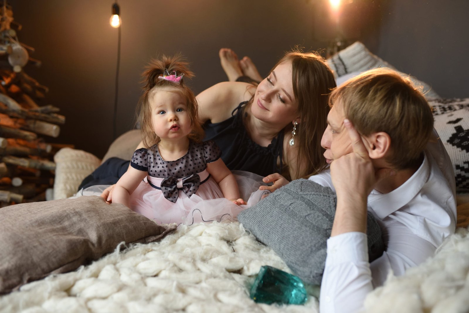 Familie macht es sich im warmen Zuhause gemütlich